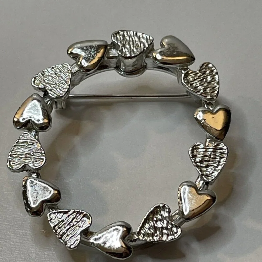 Signed Gerry's Oval Silver Tone Metal Heart Wreath Brooch Pin Vintage AL5.4‎